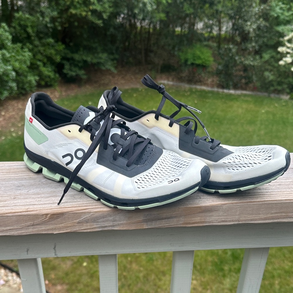 NWOT On Cloud Cloudflash Men’s Running Shoes in White and Mint